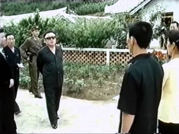 Товарищ Ким Чен Ир руководит работой на местах (2002 г.