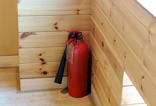 подставка для огнетушителя оу-5. ящик для хранения огнетушителя. огнетушитель на даче. огнетушитель в руках. огнетушитель упт-10.