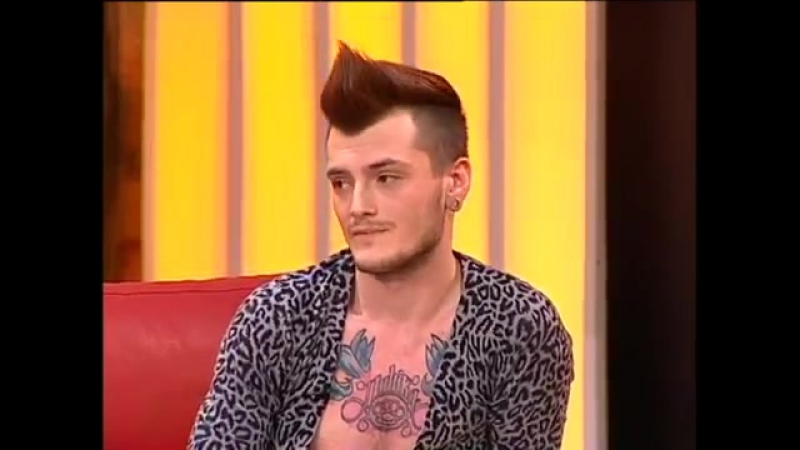 Саша Шапик показал задницу на