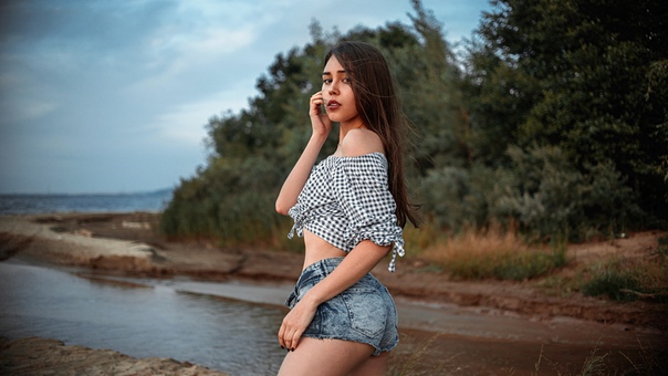 Brunette outdoor woman bgg