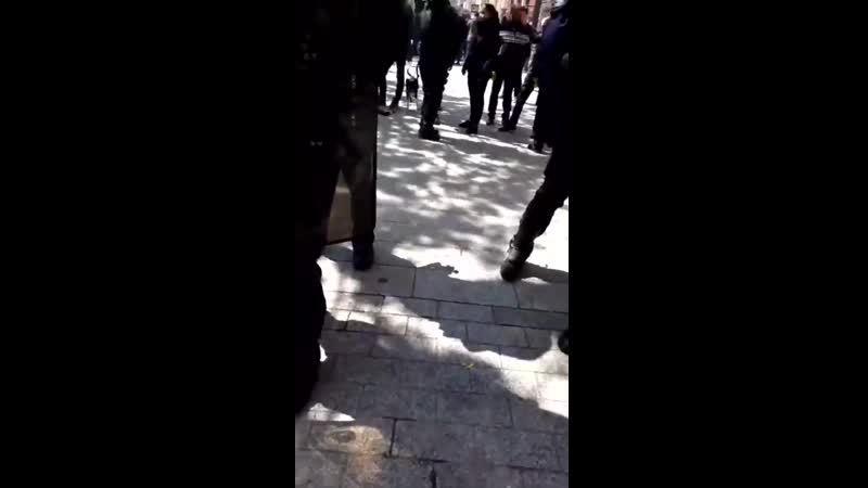 Durant l , Acte XXII des, Gilets Jaunes, un, CRS provoque Maxime, Nicolle, en live sur, Facebook Je prends