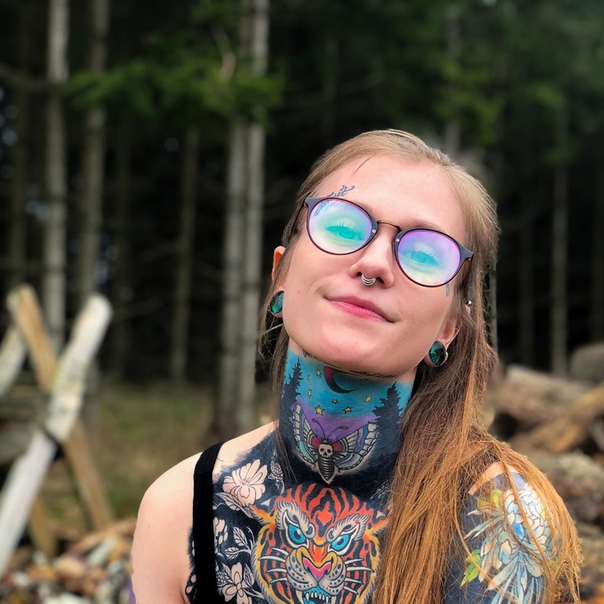 Huge piercing street glasses