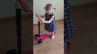 Трехколесный самокат Scooter Maxi, катается девочка двух лет