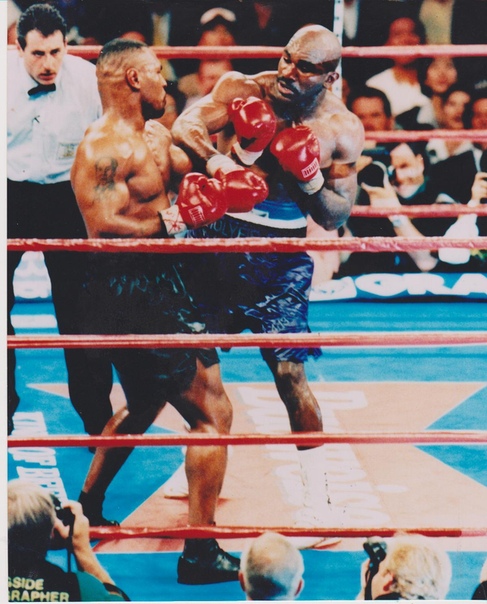 Джек пол против майка тайсона бой. Эвандер холифилд и майк тайсон. Джек пол против майка тайсона бой. Тони таббс боксер. Джек пол против майка тайсона бой.