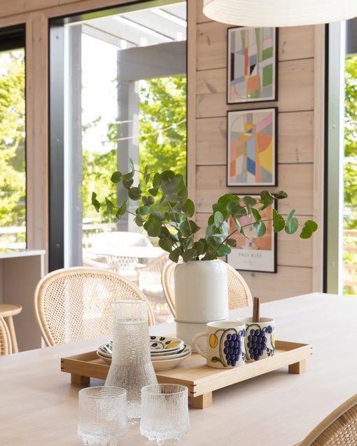 Шалфейные и теплые натуральные оттенки в интерьере приятного финского дома