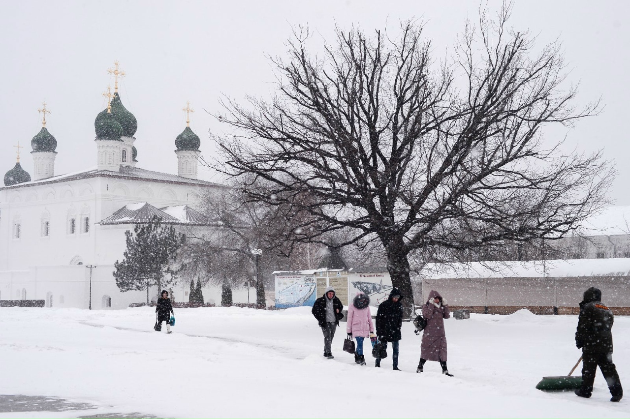 В Астрахани снова снег: кадры города, укрытого белым покровом