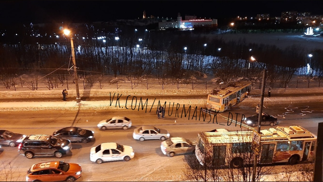 UPD: По информации ГИБДД, водителю стало плохо за рулем, автобус неконтролируемо совершил ДТП Это картинка