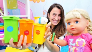 Kz oyunlar ve Sevcan. Oyuncak bebek  Mira geri donusumlu copleri ayryor